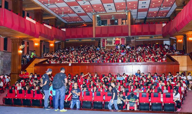 Hơn 600 Sky phủ kín địa điểm tổ chức để tham dự buổi fan meeting cùng Sơn Tùng M-TP