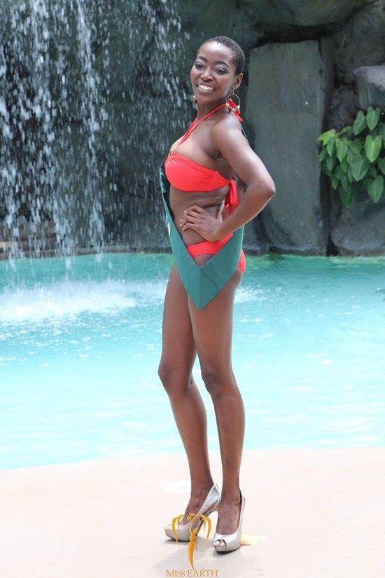 Cô gái đến từ Namibia cũng gây chú ý bởi thân hình ‘phì nhiêu’. Khi cô trình diễn bikini, nhiều khán giả nhận xét vòng 1 quá khổ của cô như muốn ‘nhảy’ ra khỏi áo tắm và vòng 2 ngấn mỡ