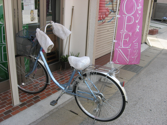 Và đỉnh cao tránh nắng của phụ nữ Nhật Bản đó là "trang bị" thật cẩn thận trước khi lái xe đạp. Họ đeo găng tay vào 2 bên tay cầm và bọc yên xe đạp để tránh ánh nắng mặt trời khi da tiếp xúc vào những bộ phận đó.