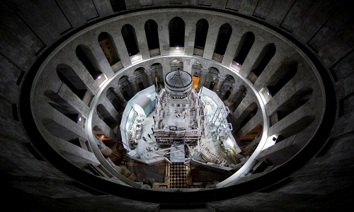Các nhà khoa học tôn tạo công trình Edicule bao quanh mộ Chúa Jesus. Ảnh: National Geographic