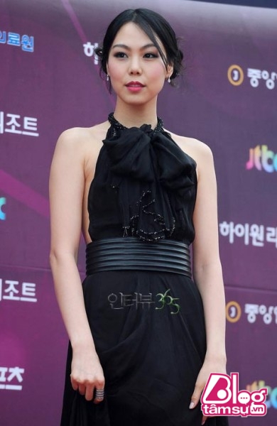 Có thể nói, scandal tình ái này đã khiến cho Kim Min Hee mất điểm khá nhiều trong mắt công chúng. Cô bị mọi người gọi với những cái tên không mấy thiện cảm như “kẻ giật chồng”, người thứ 3″…