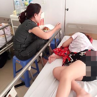 Hình ảnh mẹ chồng Nguyễn Nam đang chăm sóc con dâu.