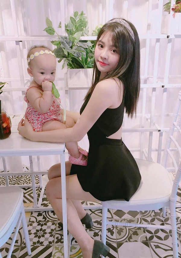 Huyền Trang đã làm mẹ của một cô con gái xinh xắn khi mới 22 tuổi.