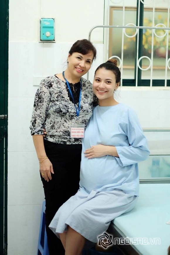 Mỹ nhân Việt Hồng Quế rạng rỡ trên bàn đẻ. Cô lựa chọn phương pháp sinh mổ để chào đón con gái đầu lòng.
