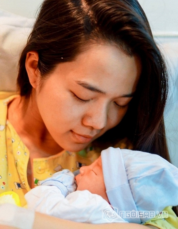 Người mẫu Kim Cương khá xinh đẹp, rạng rỡ sau khi sinh con trai cho Ưng Hoàng Phúc. Con trai Ưng Hoàng Phúc chào đời vào ngày 24/4/2016 bằng phương pháp sinh mổ.