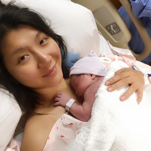 Dù để mặt mộc nhưng Ngọc Quyên không ngại chia sẻ khoảnh khắc mới sinh con. Bé Jaraiya Le được sinh ở Mỹ vào tháng 1/2016.