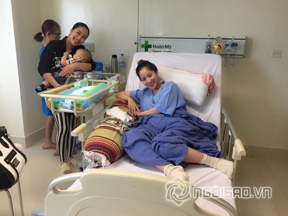 Vào trưa ngày 17/7/2015, Khánh Thi đã sinh con trai đầu lòng tại một bệnh viện nổi tiếng ở TP.HCM. Mặc dù đẻ mổ khá đau, sức khỏe yếu nhưng khi gặp con, Khánh Thi vô cùng hạnh phúc và vui vẻ.