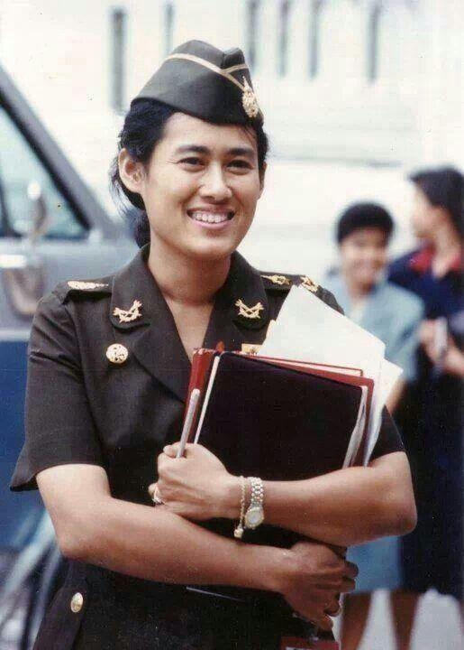 Bà là Thiếu tướng quân đội Hoàng gia Thái Lan, chuẩn Đô đốc danh dự Hải quân Hoàng gia và là Phó Nguyên soái danh dự không quân Hoàng gia
