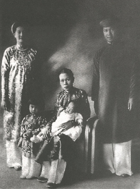 Bà Phi Ánh chụp ảnh cùng cựu hoàng và Nam Phương hoàng hậu.