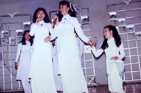 Việt Hương đứng trên sân khấu cùng diễn viên Kim Huyền và diễn viên Ngọc Trinh (Mùi ngò gai). Đó là thời điểm cả 3 cùng tham gia chung một chương trình ca nhạc