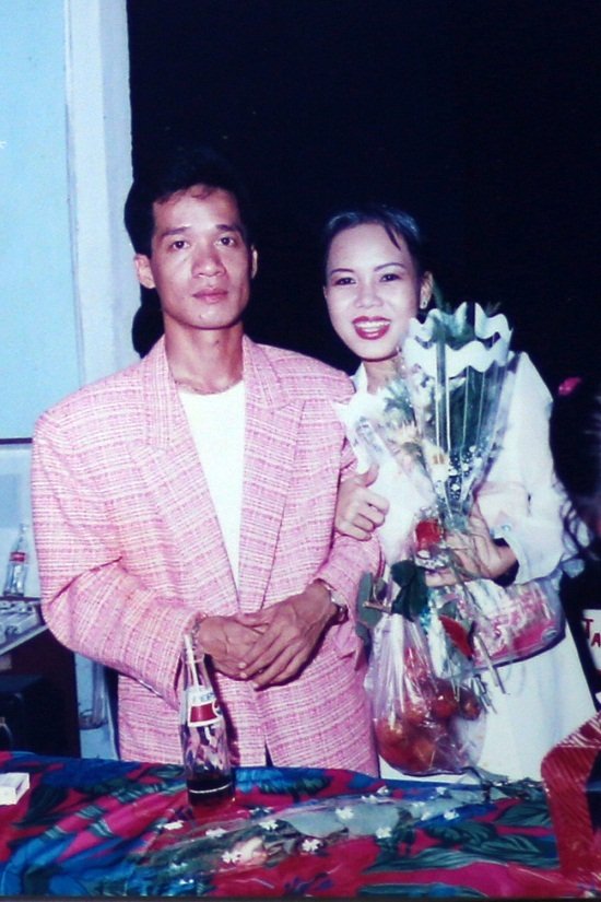 Trước khi chuyển qua hài kịch, Việt Hương từng là diễn viên chính của sân khấu kịch với nhiều vai diễn ghi đậm dấu ấn trong lòng khán giả