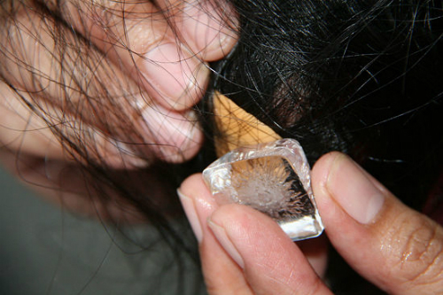 Ép viên đá lạnh vào bã kẹo cao su giúp bạn dễ dàng lấy nó ra khỏi tóc. Cách này cũng có thể dùng để lấy bã kẹo khỏi đế giày