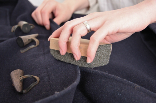 Bạn có thể dùng một viên đá bọt hoặc một con lăn sơn để làm việc này bằng cách ấn nhẹ chúng lên bề mặt áo len