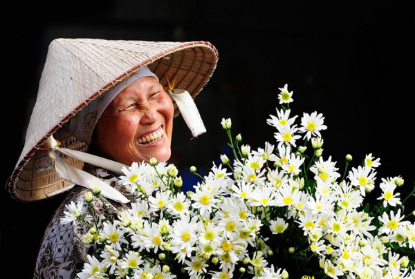 Có cả những nụ cười hạnh phúc lứa đôi ở tuổi xế bóng. 'Ngôn tình trên gác hai' - Đó là những hình ảnh đẹp đáng lưu giữ mà người cháu Hồng Minh đã chụp cho ông bà của mình