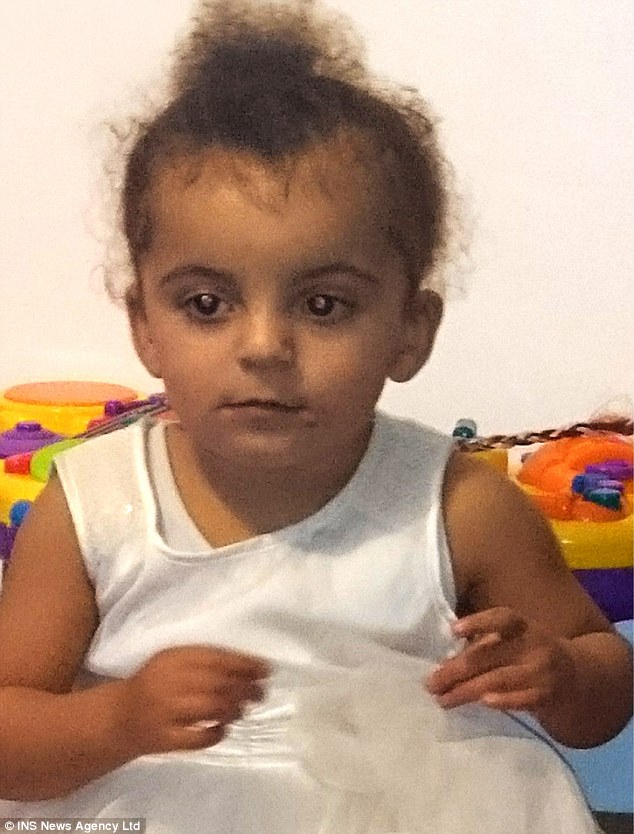 Bé Francesca Asan, 2 tuổi đã lọ mọ nghịch ngợm các ngăn tủ và lôi ra được một viên pin cúc áo có đường kính 2 cm, bỏ vào miệng.