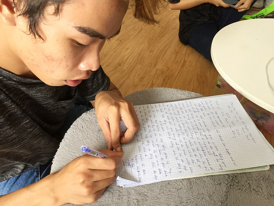 Tùng Sơn đang viết đơn trình báo công an.