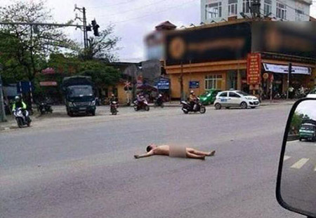 Người đàn ông khỏa thân nằm "ăn vạ" giữa đường được cho là ở Phú Thọ cách đây không lâu.