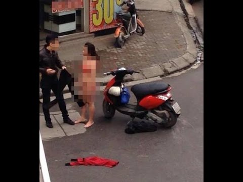 Cô gái trẻ cãi nhau với bạn trai sẵn sàng lột đồ không ngại ngùng giữa phố Hà Nội.