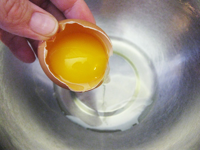 Người bị bỏng lấy một cái lòng đỏ trứng gà nấu rồi bỏ thêm 4 gr khinh phấn, trộn đều, phết lên chỗ bỏng nặng 3-5 ngày sẽ khỏi, không để lại sẹo.