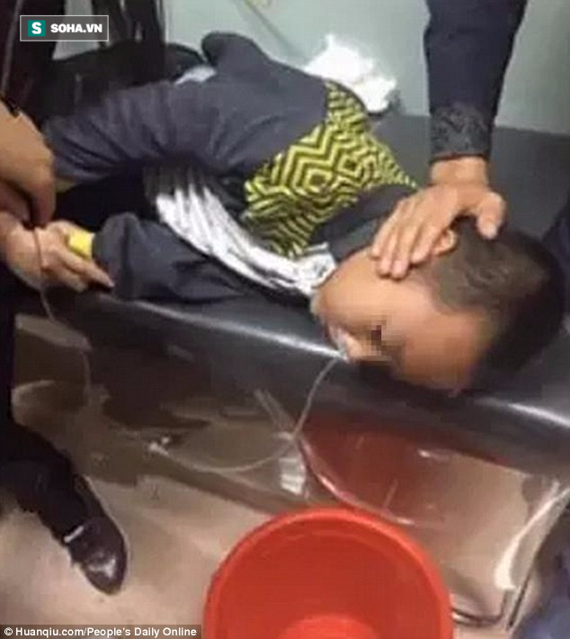 Cậu bé Liu XinZe sau khi nôn thốc nôn tháo ra những "vật thể lạ" màu đen đã được đưa tới bệnh viện cấp cứu.