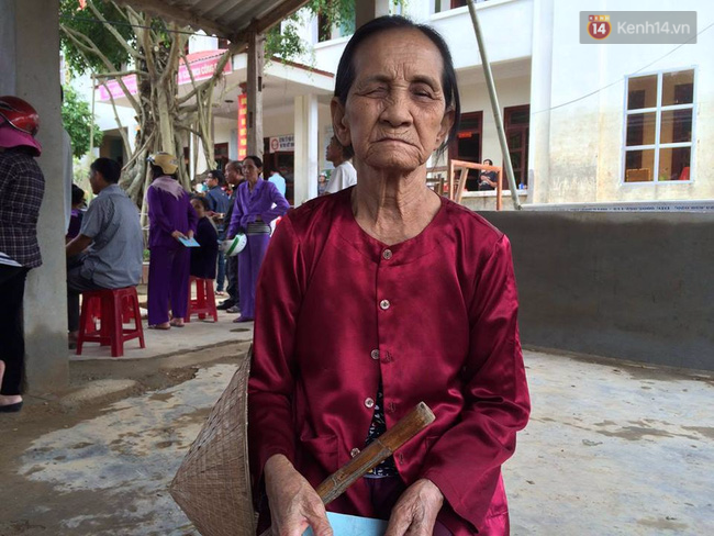 Cụ Phạm Thị Lộc (80 tuổi) thôn Liên Sơn cho hay nghe có đoàn của MC Phan Anh về giúp đỡ, cụ rất mừng và đi từ rất sớm: "Thấy cậu MC chi đó thương quá, lúc nãy còn lấy ghế cho tôi ngồi nữa".