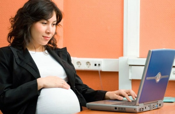 Hạn chế ngồi máy tính khi mang thai.