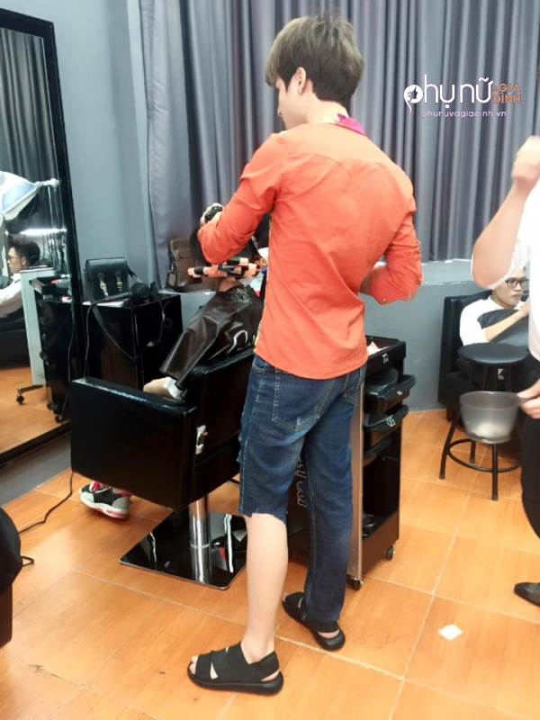 Một thợ cắt tóc ở Hà Nội cũng bắt kịp trào lưu. Ảnh: Đinh Quang Anh.