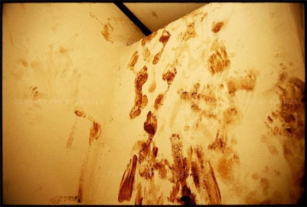 Bức tường đầy vết máu tại Rwanda năm 1994. Được biết, đây là khung cảnh trong vụ thảm sát tại đất nước này kể từ 7/4/1993, ước tính có khoảng gần 1 triệu người dân bị thiệt mạng