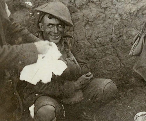 Hình ảnh nụ cười man rợ và ánh mắt quái đản của người lính trong trận đánh Courcelette, Pháp, được chụp vào năm 1916, thời kì chiến tranh thế giới thứ nhất khiến người xem không khỏi “rùng mình”