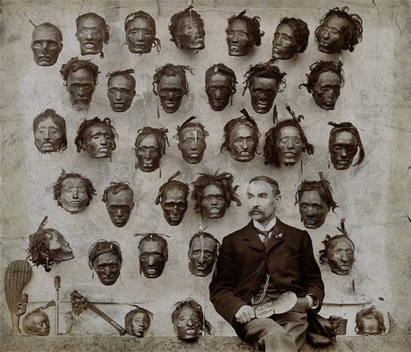 Thiếu tướng Horatio Gordon Robley bên bộ sưu tập mokomokai (những chiếc đầu xăm hình của người Maori)