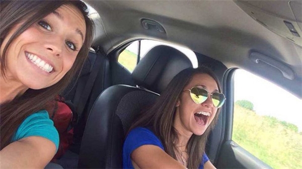Bức ảnh selfie của Collette Moreno và Ashley Theobald ngay 8 phút trước khi họ trở thành nạn nhân của vụ tai nạn giao thông trên quốc lộ 5 Missouri