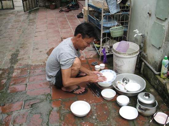 Đàn ông rửa bát, hình ảnh không thường thấy ở nước ta