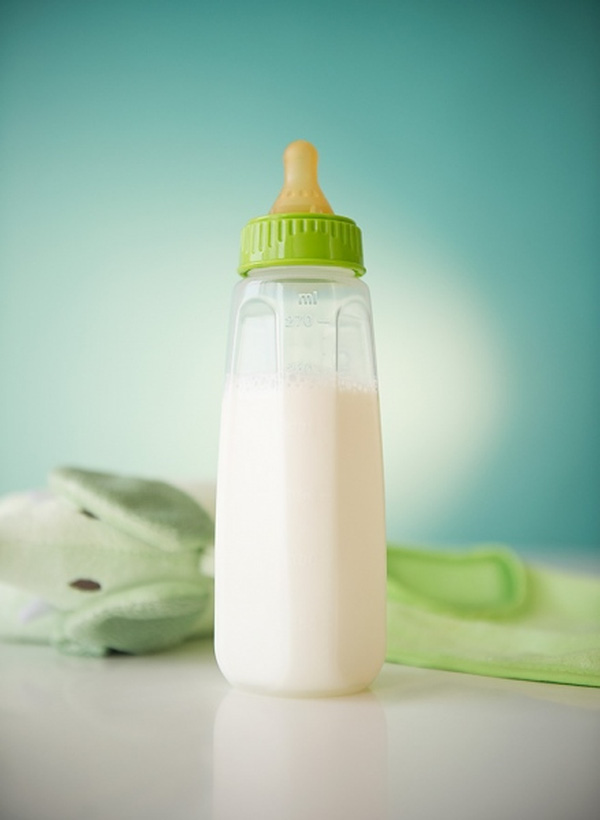 Mẹ cần lưu ý đó là lựa chọn bình sữa không có BPA (BPA free) cho con nhé (Ảnh: Internet)