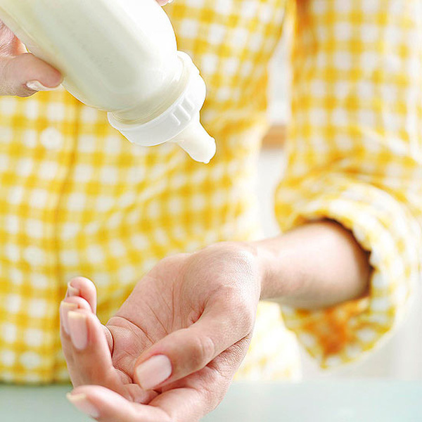 Trước khi cho con bú, bố mẹ phải kiểm tra sữa có quá nóng hay không, tránh trường hợp con bị bỏng miệng (Ảnh: Internet)