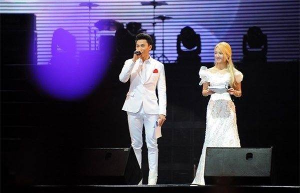 Nam ca sĩ Isaac vinh dự được đứng chung sân khấu với nữ ca sĩ Hyoyeon nhóm SNSD tại chương trình HEC Korea Festival 2014