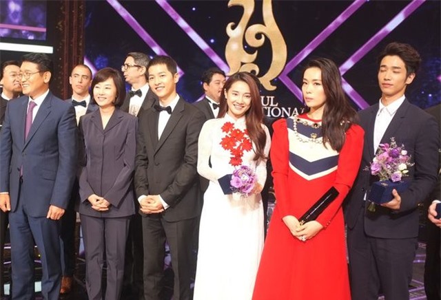 Mới đây, nữ diễn viên xinh đẹp Nhã Phương đã vinh dự nhận giải thưởng Ngôi sao châu Á - Asian Star tại Seoul International Drama Awards 2016. Diện tà áo dài trắng, Nhã Phương nhận được rất nhiều lời khen của truyền thông Hàn Quốc