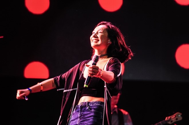 Trong đêm diễn của mình tại Mon Soon, Anna Trương khiến nhiều người ngỡ ngàng với sự thay đổi hoàn toàn cả về hình ảnh và âm nhạc