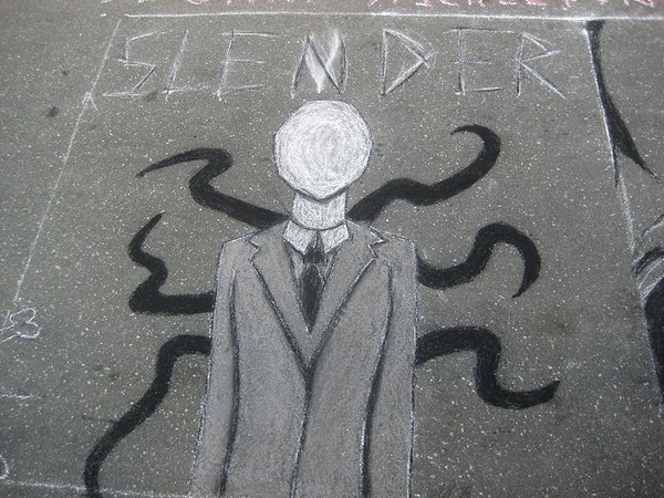 Bức vẽ về Slender Man trên một con phố
