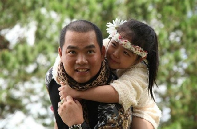 Nhạc sĩ Minh Khang cũng khiến nhiều người bất ngờ vì tình cảm thân thiết với cô con gái Suti