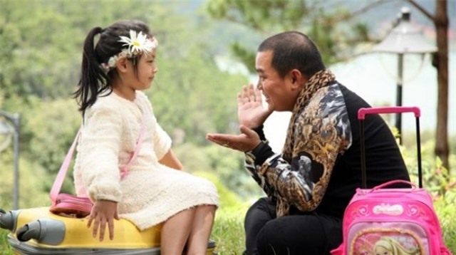 Cùng tham gia một chương trình truyền hình thực tế, nhạc sĩ Minh Khang thể hiện rõ vai trò của một người bố mẫu mực