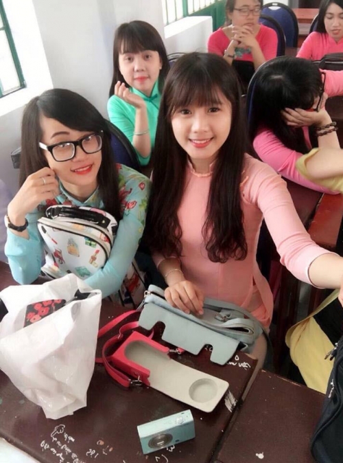 Cô giáo (áo hồng) chụp ảnh cùng các em học sinh