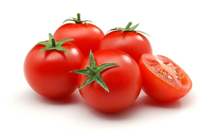 Cà chua: Bạn nên chọn những quả cà chua có màu sáng, bóng, vỏ mỏng, không lõm, nứt hoặc nhăn nheo. Cà chua vỏ dày có thể chứa độc tố nitrat cao.