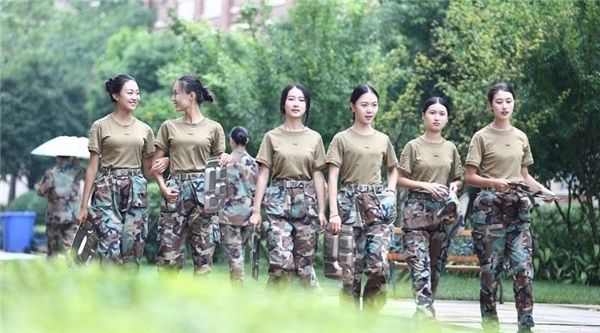 Những nữ sinh học quân sự xinh hơn hoa hậu nhanh chóng khiến cả trường náo loạn