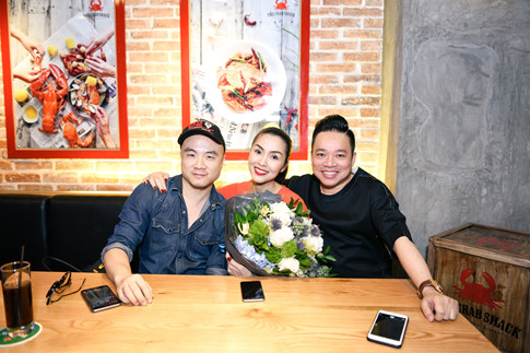 Nhà thiết kế Đỗ Mạnh Cường (bìa trái) đến chúc mừng Tăng Thanh Hà