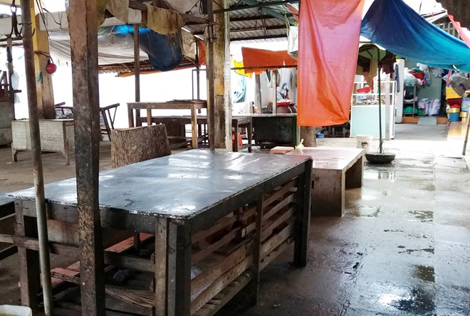 Sạp thịt heo ở chợ Lương Hòa của gia đình chị Đào. Người bán hàng ở chợ cho biết sáng 17/10 chị không ra sạp như mọi ngày. Ảnh: Việt Tường. 
