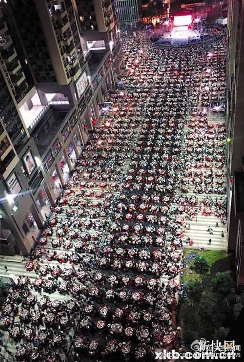 Hai năm trước, một bữa tiệc lớn tương tự với hơn 2.000 người tham dự cũng được tổ chức ở tỉnh Hà Nam