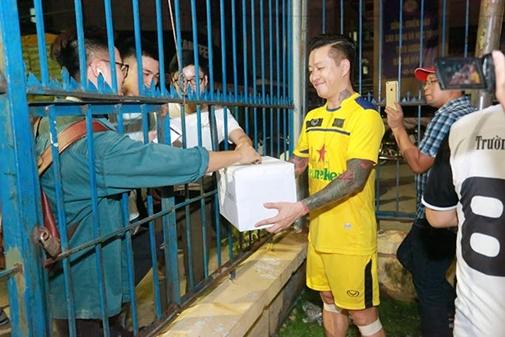 Tuấn Hưng tổ chức đá bóng giao hữu để vận động quyên góp tiền ủng hộ người dân miền Trung