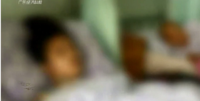 Thiếu nữ họ Trần nằm trên giường bệnh.