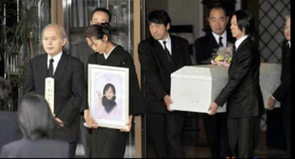 Đám tang của cô bé Mari Konno