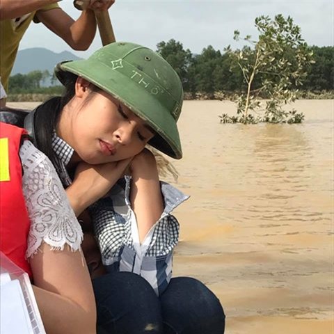 Hình ảnh Ngọc Hân ngủ gật trên thuyền cứu hộ ở Hà Tĩnh.